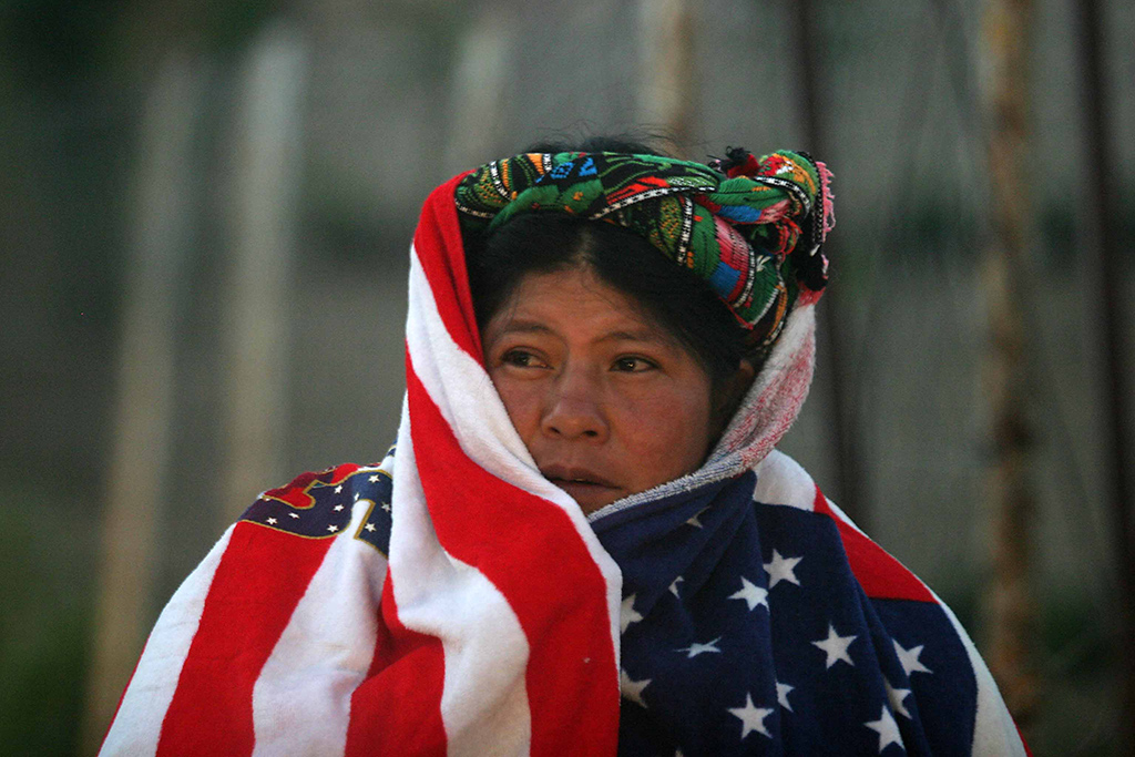 “… una anciana que se cubría la espalda usando, a manera de sa’t, una toalla impresa con la bandera de los Estados Unidos”