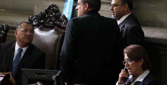 La diputada Guzmán junto a tres poderosos, Crespo (PP), Alejos (Todos, de espaldas) y Barquín (Líder, de pie).