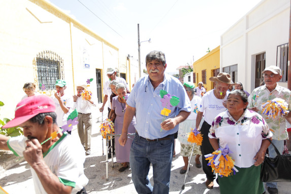 Julio Girón, alcalde de Estanzuela, durante la celebración del Día del Adulto Mayor. 