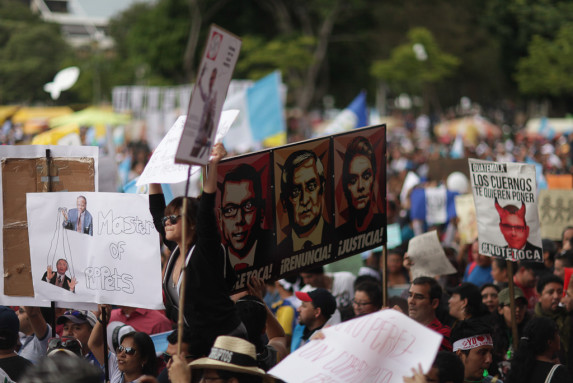 Protesta pacifica piden renuncia de Otto Perez-18