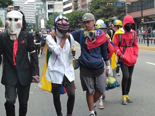 En las protestas en Caracas, jóvenes utilizan máscaras antigás y enrollan camisas en sus rostros para protegerse (Foto: Manuel Rueda/Agencia Pública)