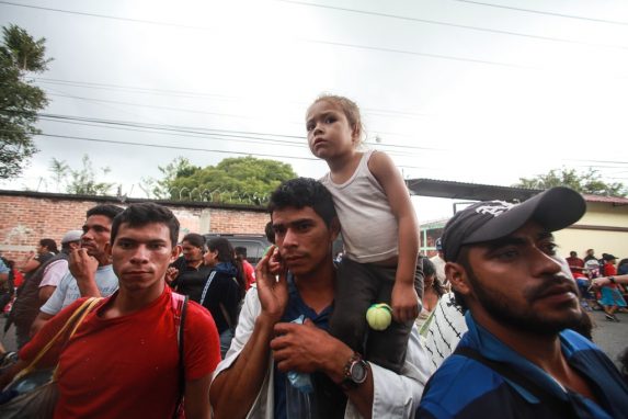 Sus miradas reflejan agotamiento. Niños viajan en hombros para no sentir tan cansado el viaje. Así llegaron a la Casa del Migrante en la Ciudad de Guatemala donde la caravana hizo escala previo a su viaje a la frontera con México.