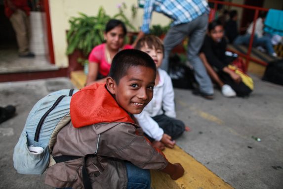 Niños se reúnen para jugar con canicas mientras todos toman un descanso en la Ciudad de Guatemala. Los hondureños tomaron un descanso en la Casa del Migrante, zona 1, para encaminarse hacia la frontera con México.