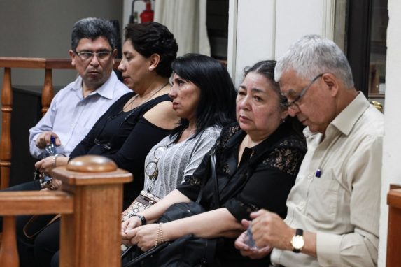 Los cinco papás y mamás de los estudiantes de la UVG llevan siete años viajando a Puerto Barrios en busca de respuestas por la muerte de sus hijos.