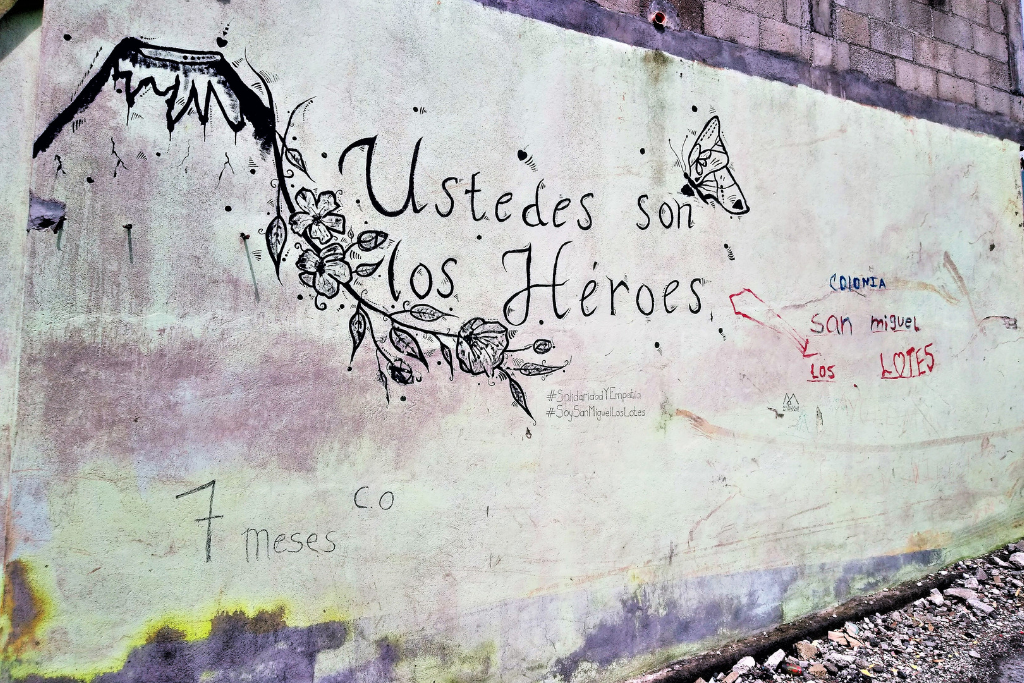 Mensaje en una de las paredes que quedaron de pie en San Miguel Los Lotes. Foto: Asier Vera