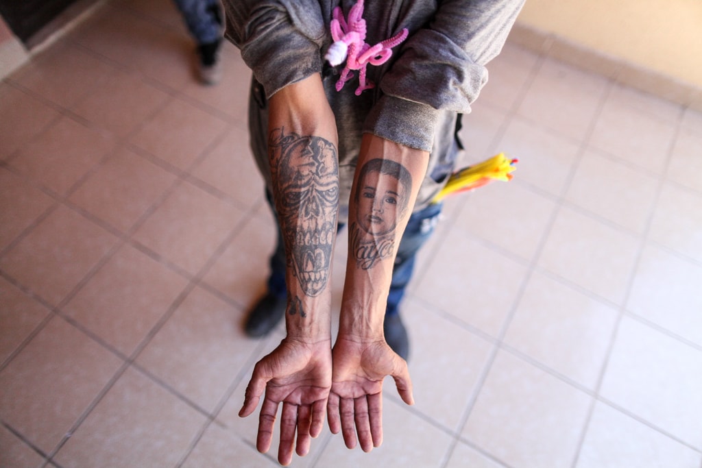 Manuel muestra sus tatuajes, en un brazo tiene el rostro de su hijo. Es criminalizado en Honduras y no le dan empleo por ello. Foto: Carlos SebastiánManuel muestra sus tatuajes, en un brazo tiene el rostro de su hijo. Es criminalizado en Honduras y no le dan empleo por ello. Foto: Carlos Sebastián