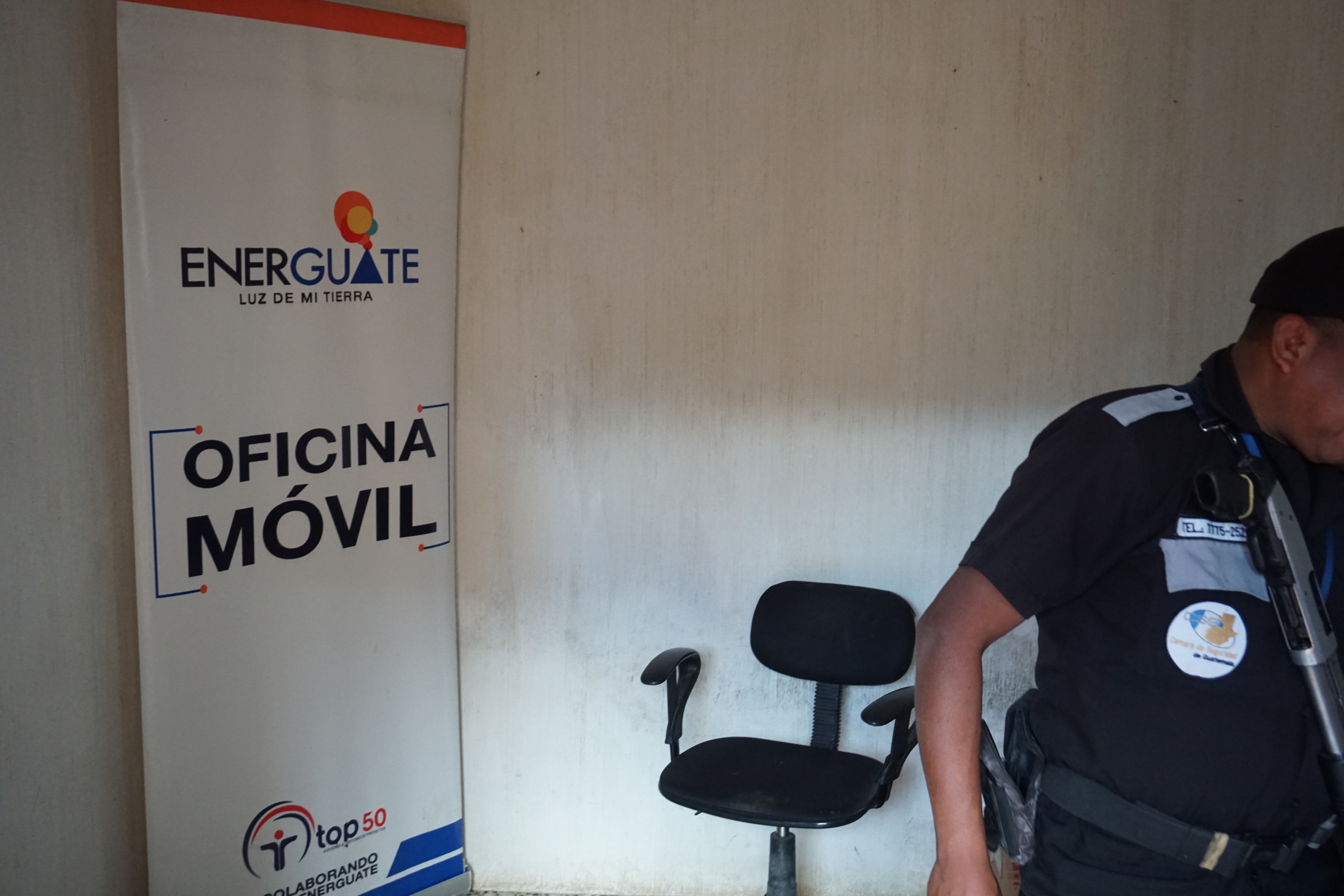 La oficina móvil de Energuate en la Municipalidad en donde las personas llegan para confirmar y cancelar sus deudas. No se habla Ixil en la oficina. Foto: Richard Brown