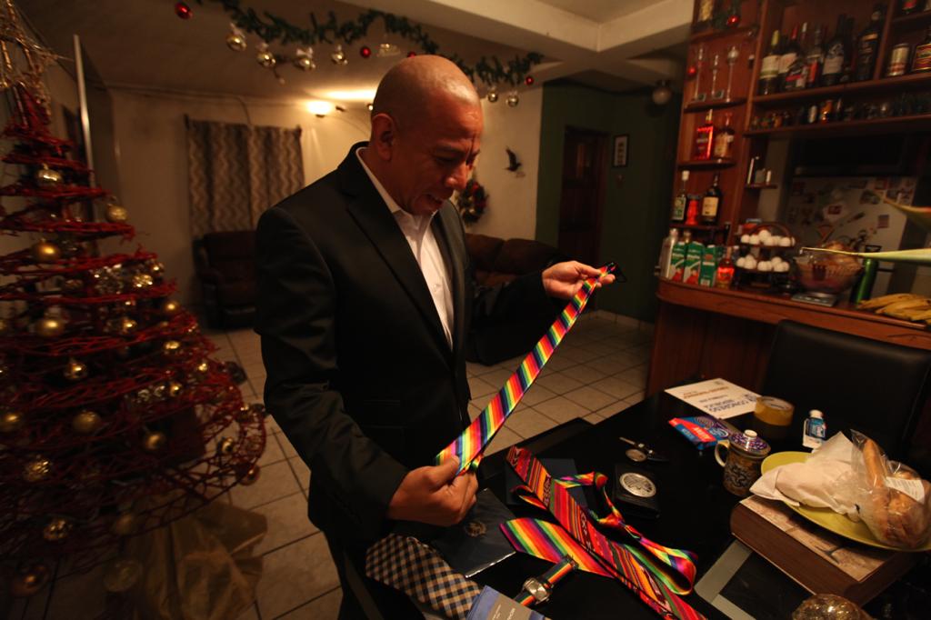 Aldo Dávila acomoda sus accesorios con los colores del arcoíris que utilizará durante la sesiones en el Congreso de la República. Foto: Carlos Sebastián