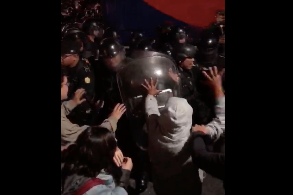 Antimotines golpean y lanzan gas pimienta a los manifestantes para dispersarlos de la entrada del Hotel Las Américas.
