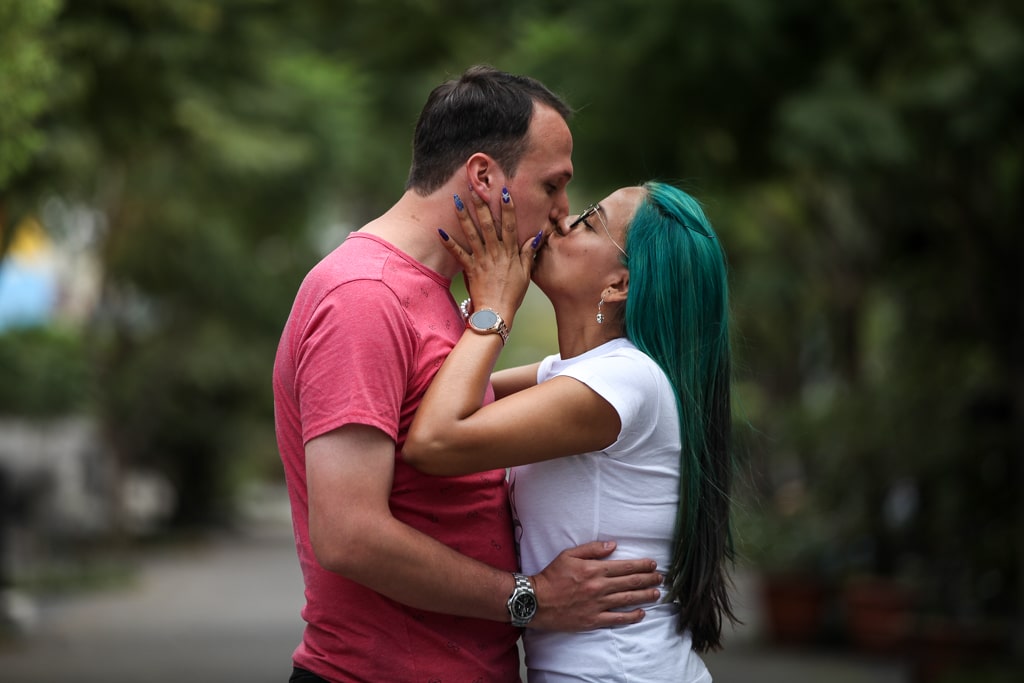 “Me gusta apoyar la comunidad diversa, tengo muchos amigos que son de la comunidad. Algunas personas son muy tímidos con las muestras de cariño, a mi no me importa”, dice Lila Ruano, 39, con su pareja Gustavo Marcucci, 32.