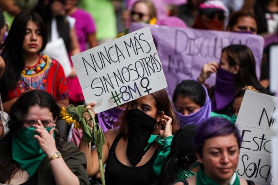Las mujeres exigieron el cese de las muertes, las violaciones y el acoso durante la manifestación.